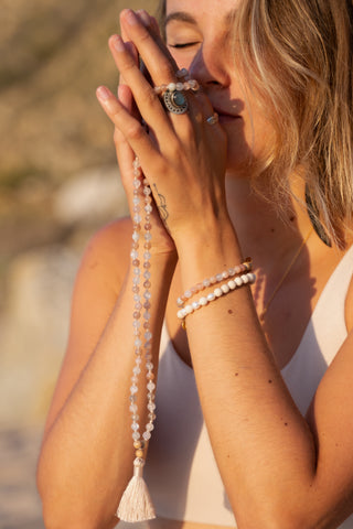 Frau trägt Sacred Moon Armband Mondstein Weiblichkeit