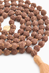 5 Mukhi Rudraksha Mala mit orangem Faden