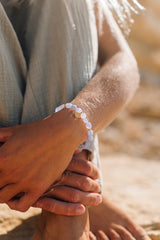 Frau trägt Yoga Armband Intuition aus blauem Achat am Handgelenk.