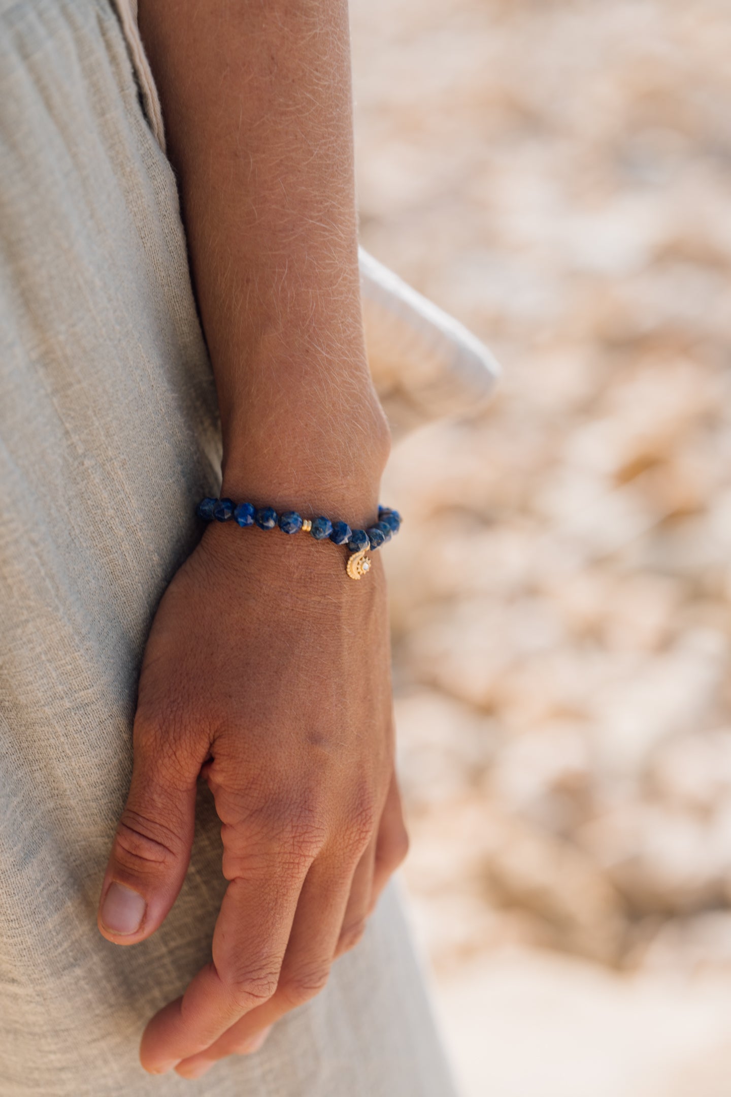 Lapislazuli Armband für Damen am Handgelenk getragen