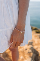 Frau trägt Armband aus natürlichem Sonnenstein am Handgelenk