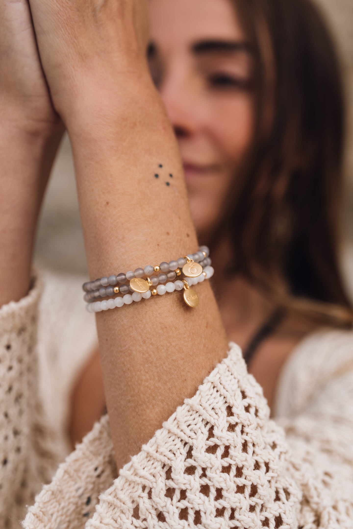 Frau trägt graues Achat Edelstein-Armband am Handgelenk als Spiritueller Schmuck