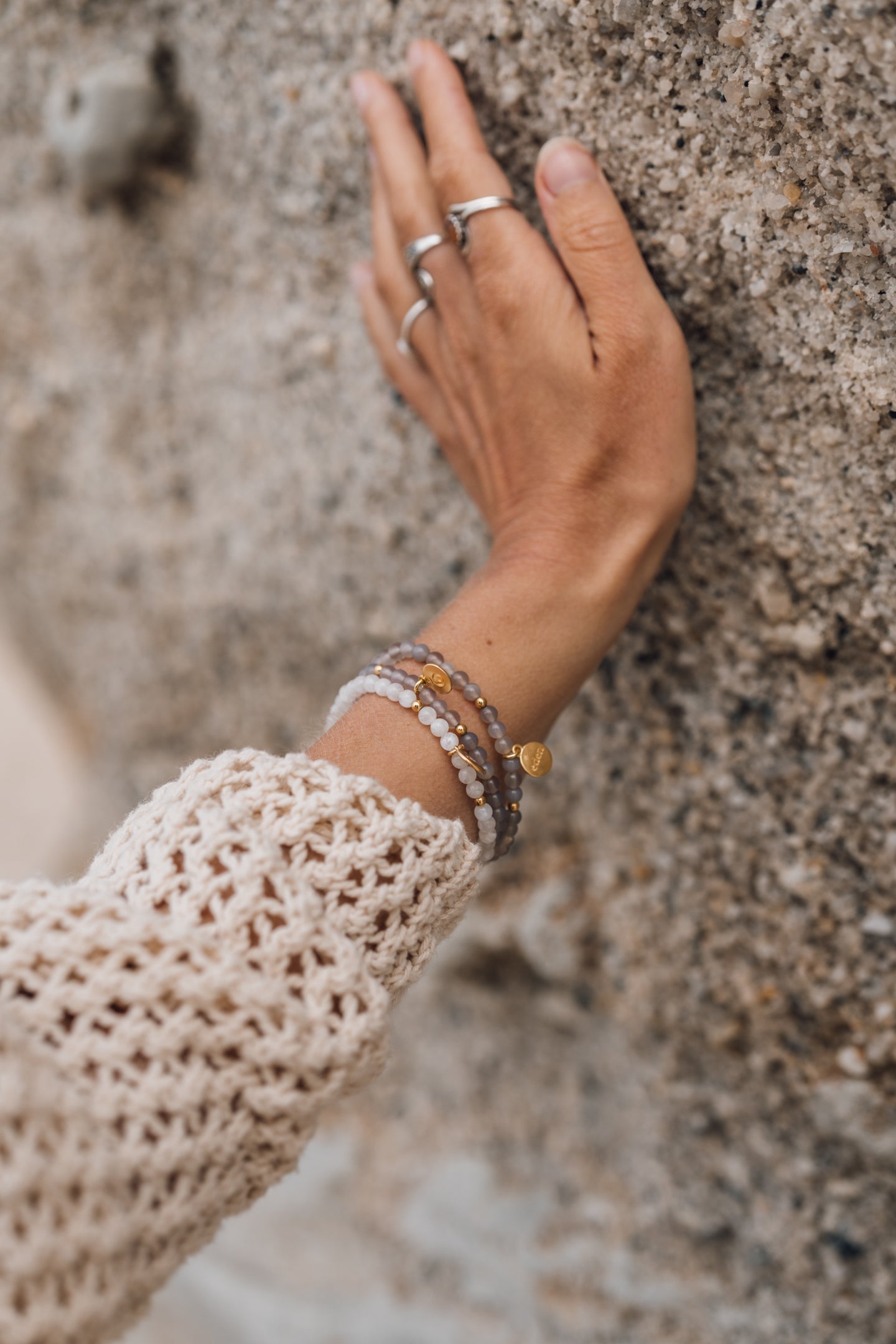 Grauer Achat Armband kombiniert mit minimalistischem Schmuck