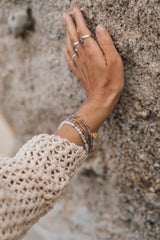 Grauer Achat Armband kombiniert mit minimalistischem Schmuck