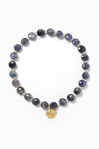 Graues Iolit Armband für Damen mit natürlichen Edelsteinperlen und Goldenem Sonne-Mond Anhänger