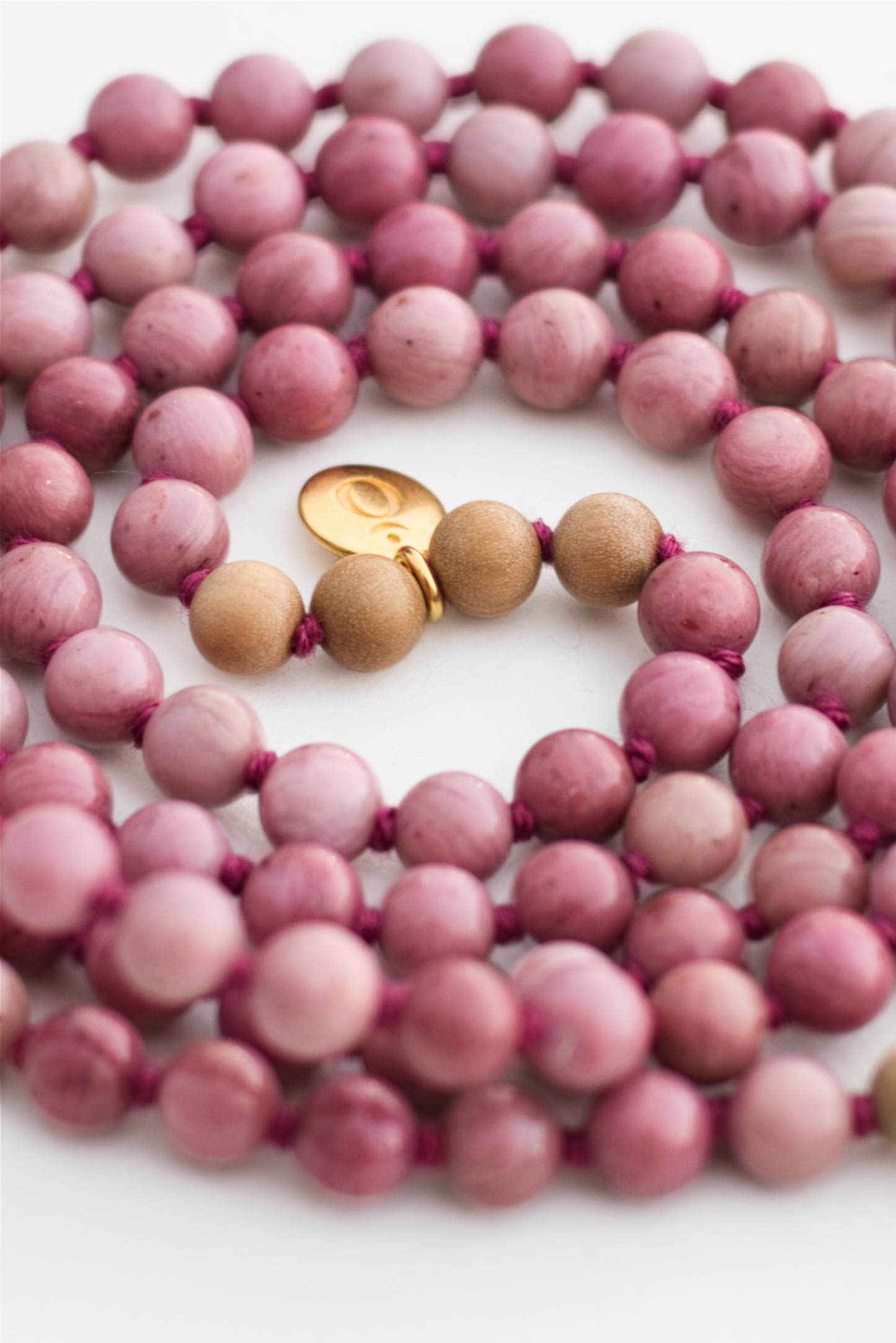 Perlen aus Rhodonit und Sandelholz 